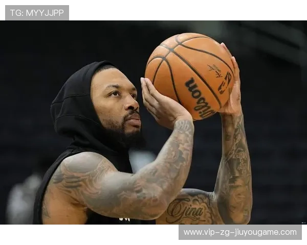 利拉德刚过中线，防守已经紧张